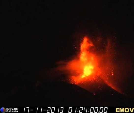 Etna Eruption 2013-11-17 ore 2-37 Emov0028